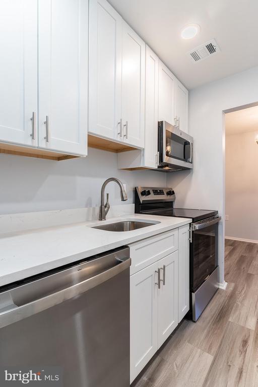 Building Photo - 8708 Village Square Dr