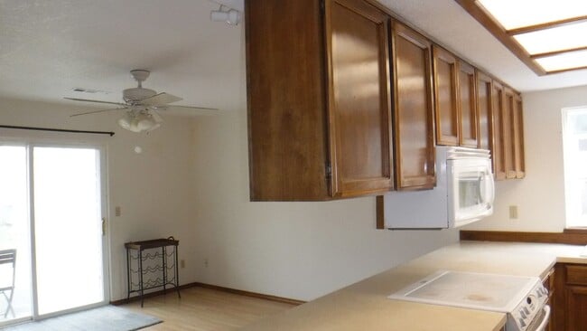 Building Photo - 570 Velopa Ct