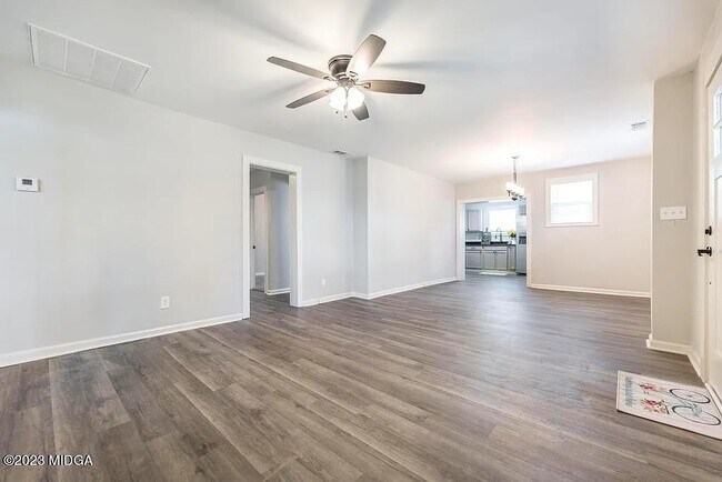 Building Photo - Rogers Ave