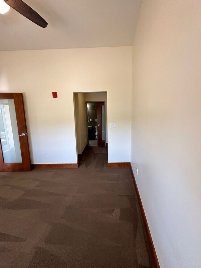 Building Photo - Blue Earth Place-One Bedroom available