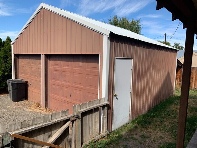 Building Photo - Custom 3 Bedroom Home for Rent