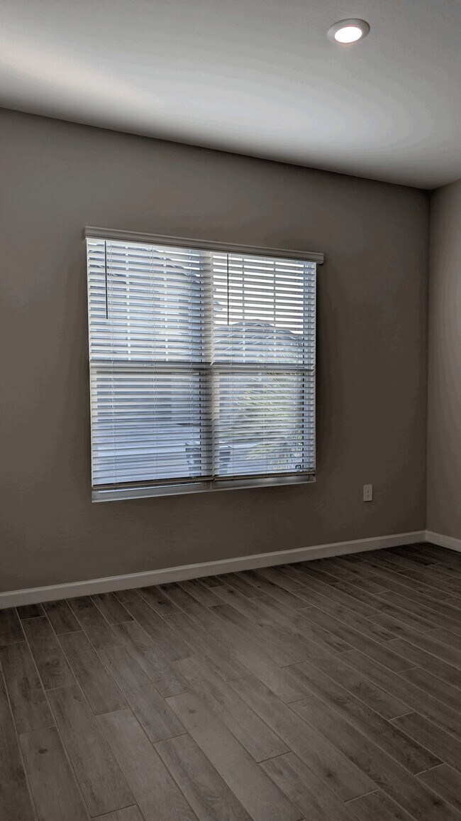 Building Photo - 4854 E Shady Glen Ave