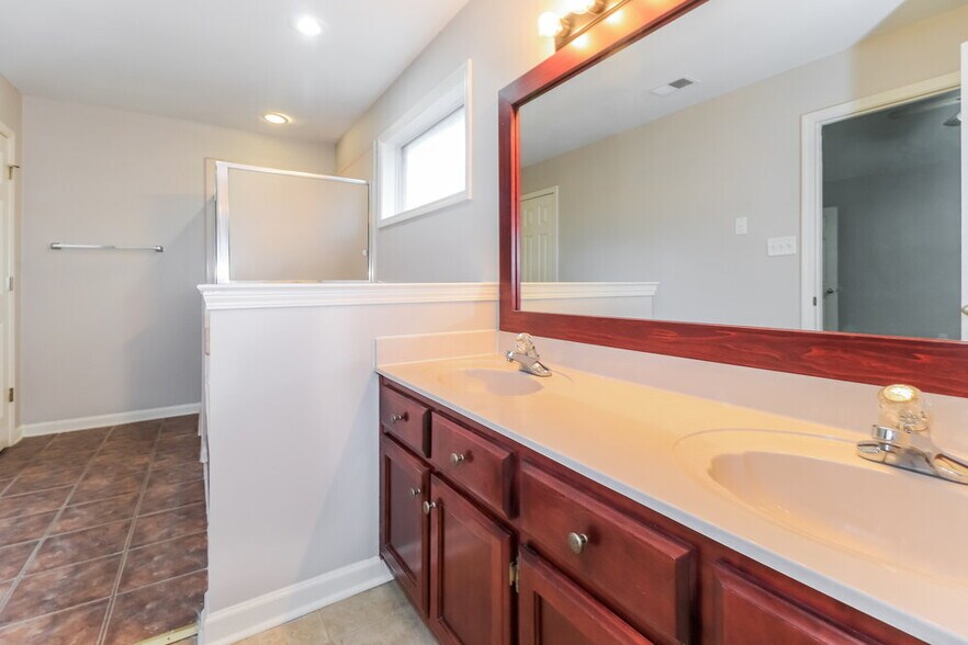 Building Photo - 7708 Shadow View Cove