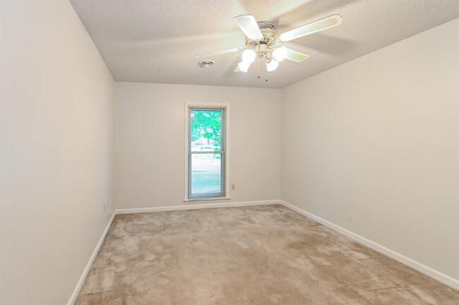 Building Photo - 7073 Gleneagles Dr