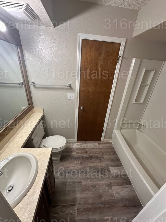 Building Photo - $925 - 2 bedroom 1 bath - Beautiful apartm...