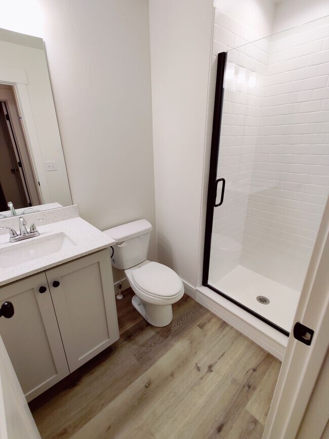 Building Photo - Freshly Updated Townhome with Walk-In Clos...