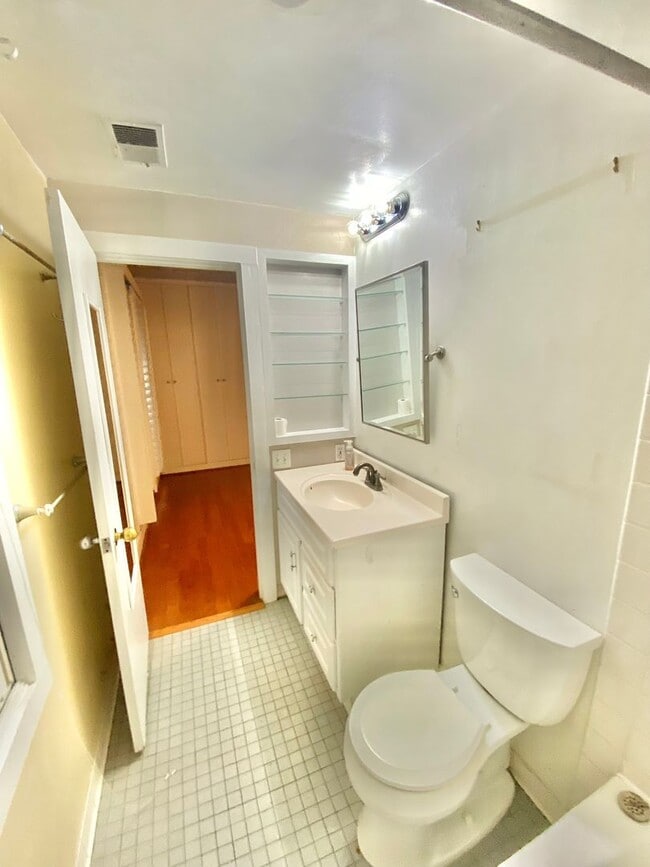 Building Photo - Dupont Circle 1 Bedroom Charmer with Patio, Fireplace, Central Air, Washer/Dryer!