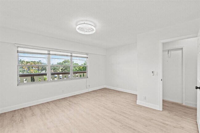 Building Photo - 204 Mansfield F