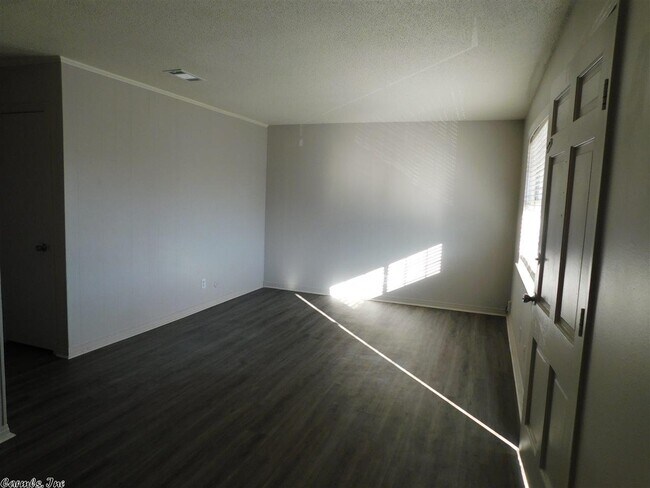 Building Photo - 515 Brookside Dr