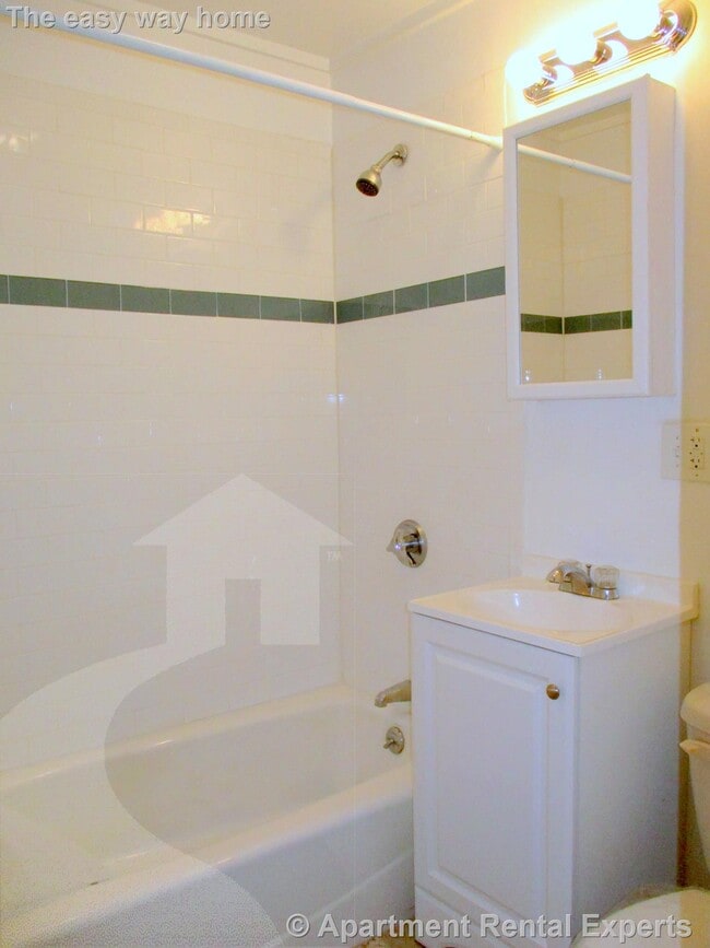 Building Photo - 2 Central St