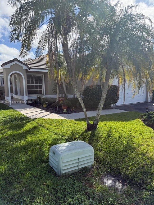 Building Photo - 2704 Pinewood Ct