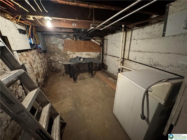 Building Photo - 420 E Ct St