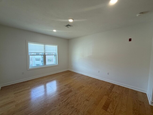 Building Photo - Danvers Updated 3 Bed 2 Bath | Top Floor Condo | Avail Now