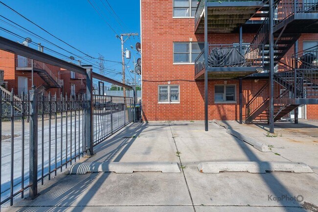 Building Photo - 519 S Maplewood Ave