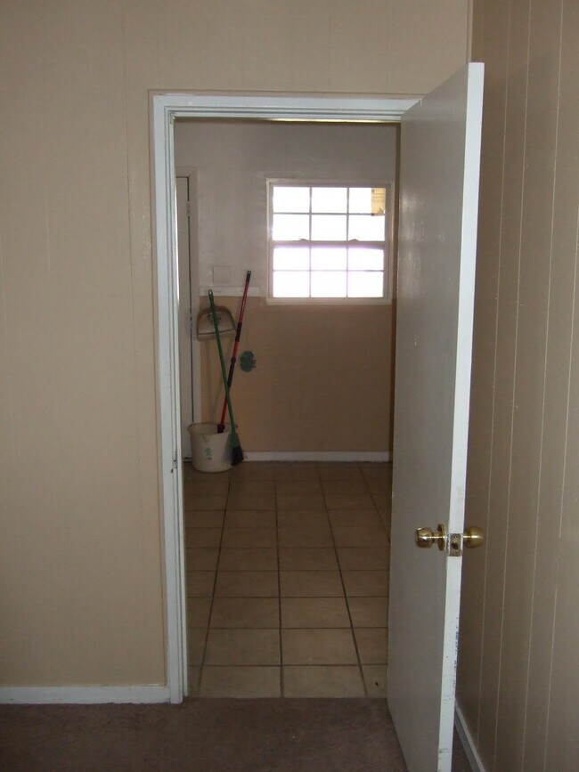 Building Photo - 626 Meadowview Dr