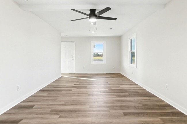 Building Photo - Completely remodeled 3 br 1 bath located in Evergreen NC east commute to Lumberton, Whiteville, E...