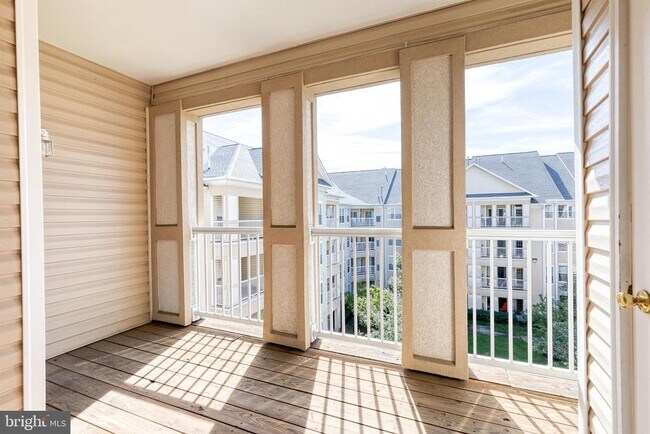 Building Photo - 400 Symphony Cir