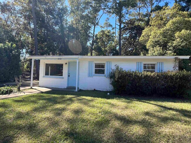 Primary Photo - 2032 Warwick St