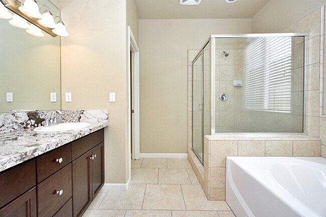 Building Photo - Beautiful 3/2.5 near Clovis East High School