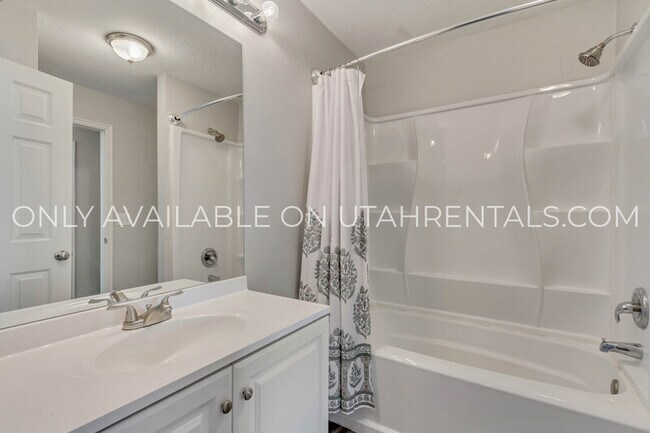 Building Photo - 1737 W Garden Dr