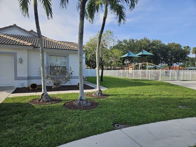 Building Photo - 5293 Oakmont Village Cir