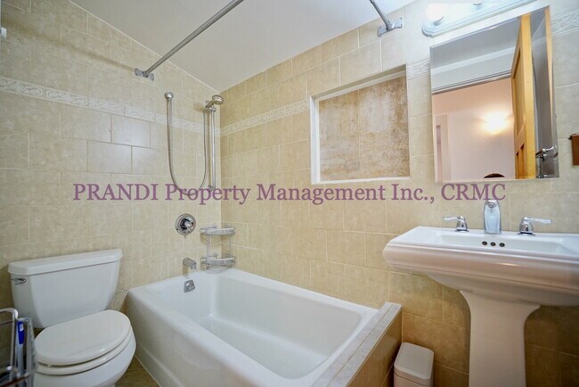 Building Photo - Gerstile Park Gem, With Upgraded Finishes ...