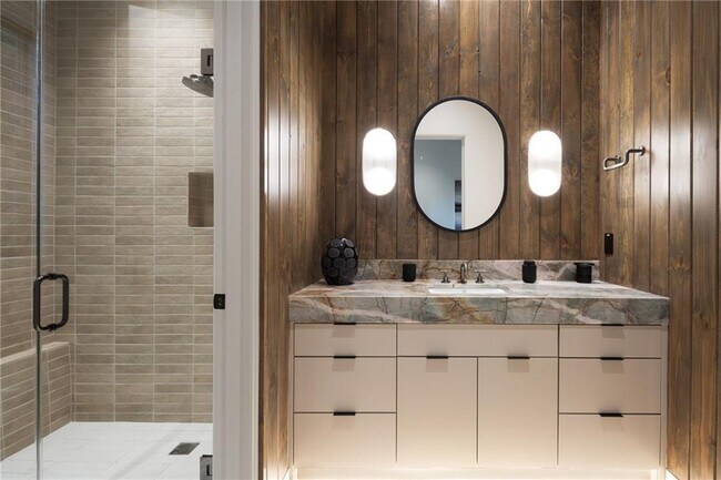 Building Photo - 725 Rocky Point Dr