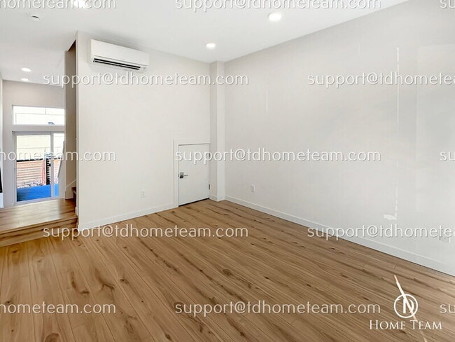 Building Photo - 3015 30th Ave W