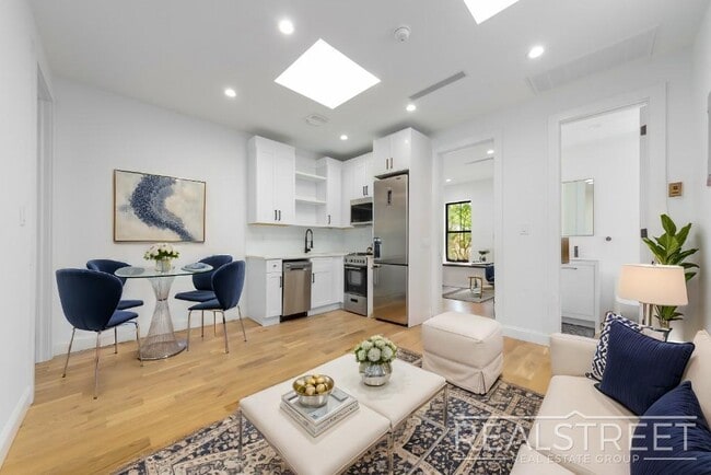 Building Photo - 206 MacDougal St