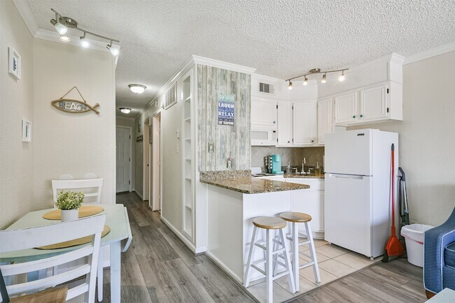 Building Photo - 6102 Seawall Blvd