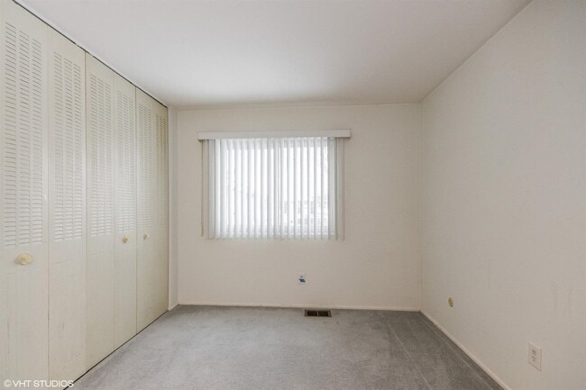 Building Photo - 310 E 60th Ct