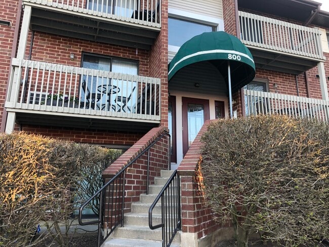 Front entrance - 800 N Lakeside Dr, 2B