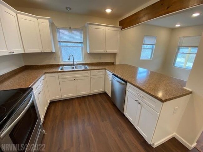 Building Photo - Fully Updated House - Move-In Ready