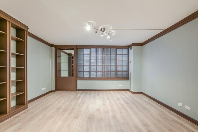 Building Photo - 233 E Erie St