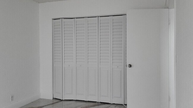 Building Photo - 1523 Lake Crystal Dr