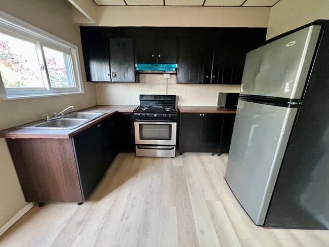 Building Photo - Spacious 3-Bedroom Townhome in Port Richmond! Available mid-April!