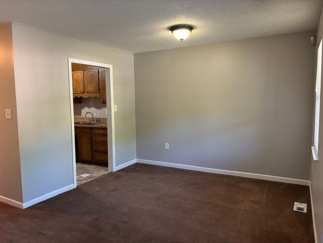 Building Photo - Spacious 2 Bed, 1 Bath Minutes from Uptown