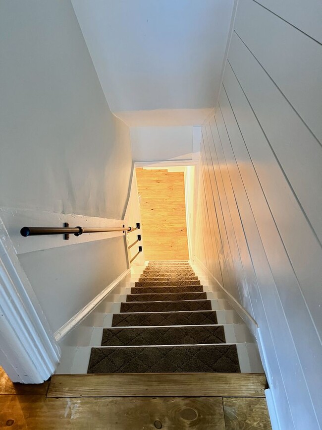 Building Photo - Modern Townhome 2bd/1ba