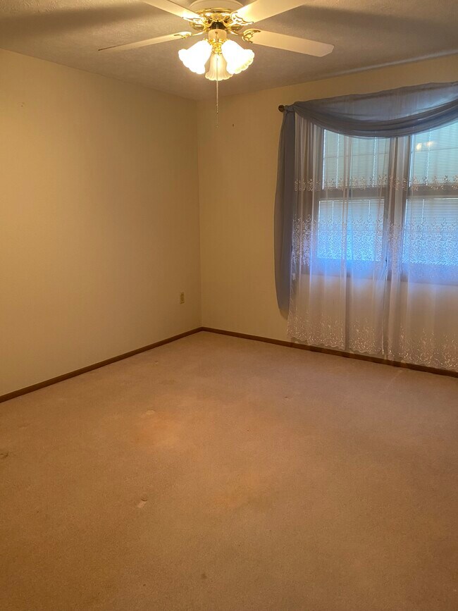 Building Photo - 602 Clubhouse Dr