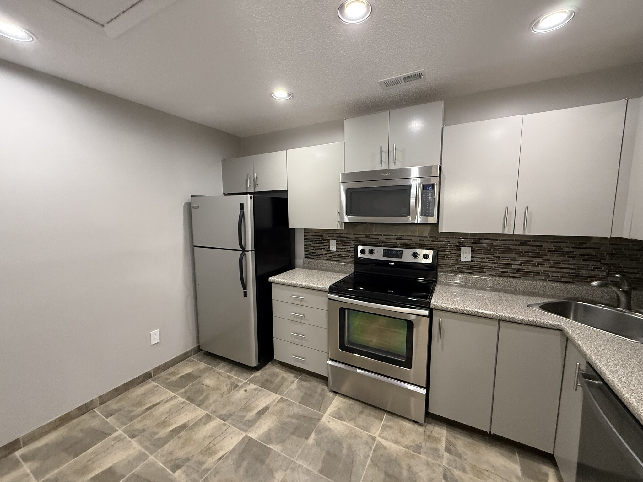 Building Photo - 1686 E Swan Cir