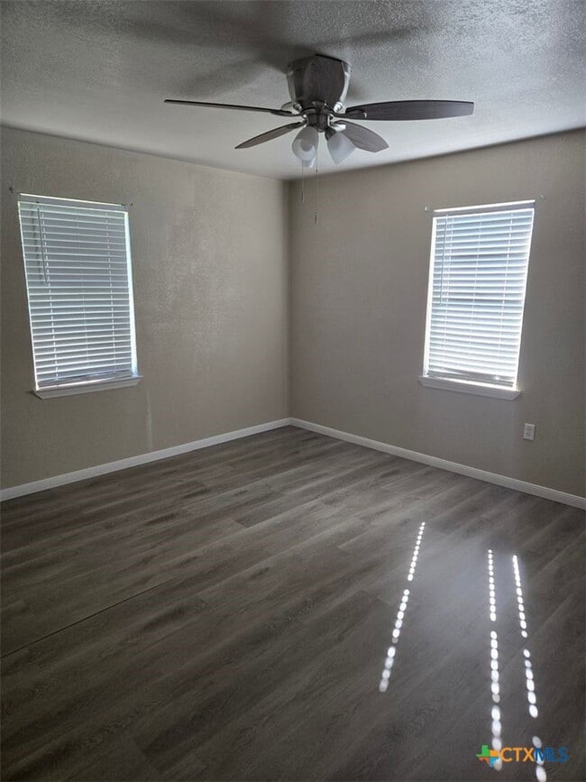 Building Photo - 109 W Robin Ln