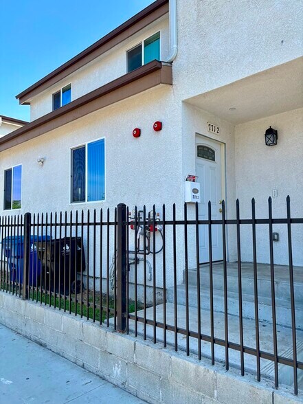 Building Photo - 7712 S Hoover St