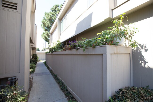 Building Photo - 2508 Arizona Ave