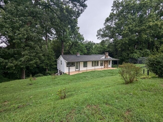 Primary Photo - 1BD/2BA Single Family Home in Hickory!