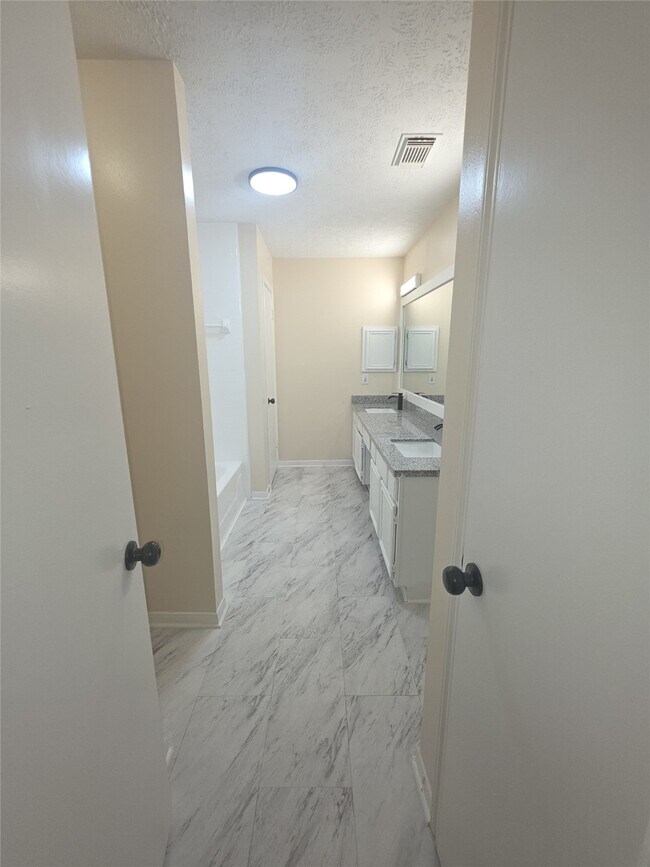 Building Photo - 1907 Summerfield Pl