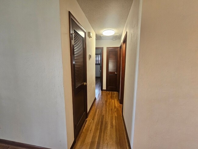 Building Photo - Manor View