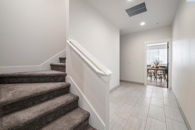 Building Photo - Generational suite w/separate entrance!