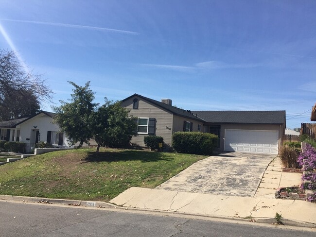 Building Photo - 3 Bed / 1 Bath Home Near Bakersfield College – $1,725 + Deposit