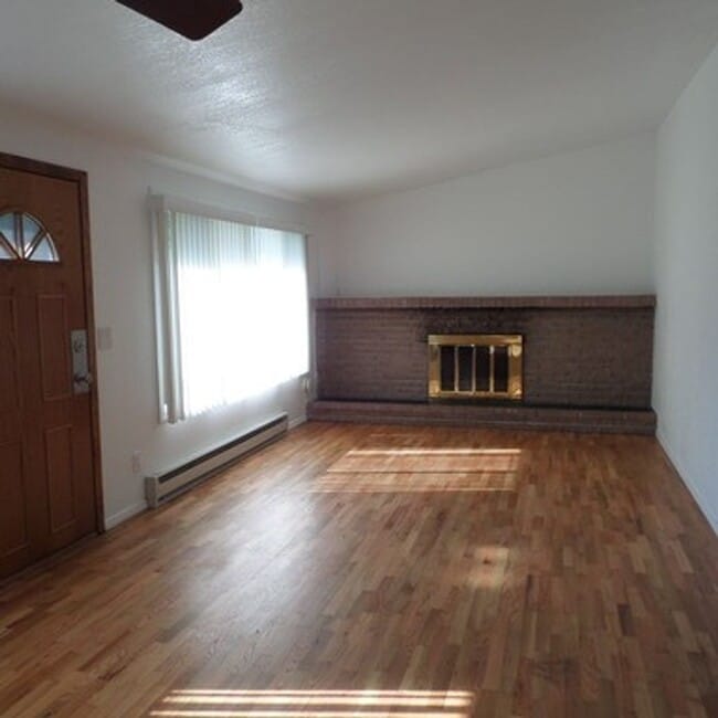 Building Photo - Super Cute & Charming 2-Bedroom Des Moines Home With Giant Fenced Yard!!