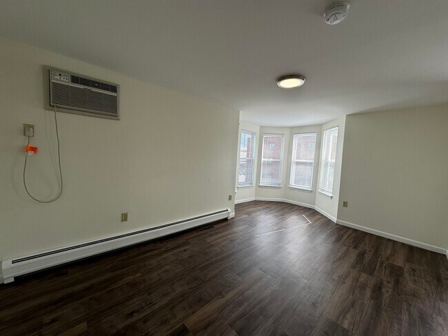 Building Photo - 4 Martin St